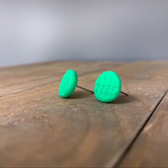 NEW Titanium Posts | Shamrock Green Tuft Studs - Picture 2 of 7